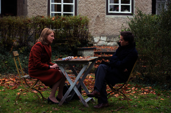 Lara: Im Haus ihrer Mutter trifft Lara (Corinna Harfouch) schließlich doch auf Viktor (Tom Schilling). Diesen interessiert vor allem, was sie von seinem neuen Stück hält. Bild: Sender / Studiocanal / Frederic Batier