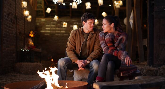 Novemberliebe - Eine St. Martins Geschichte:  Anja (Bettina Zimmermann) und Henrik (Tobias van Dieken) kommen einander n&auml;her. Bild: Sender / ARD Degeto Film / Martin Rottenkolber