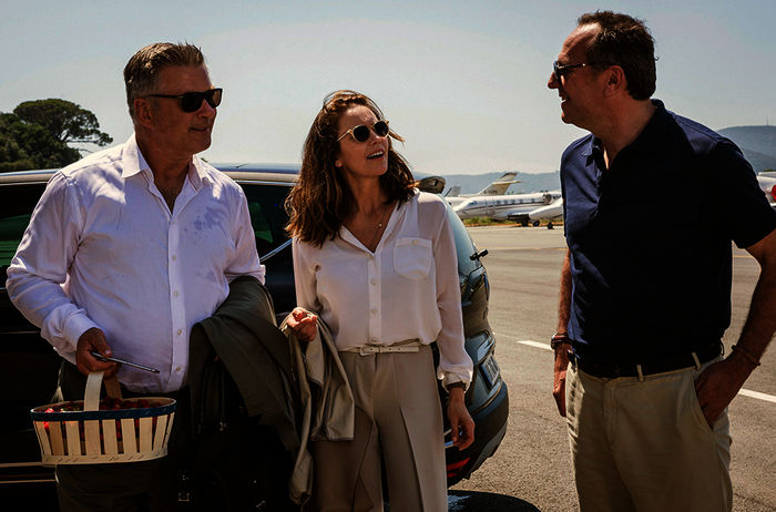 Hollywood-Filmproduzent Michael Lockwood (Alec Baldwin) schickt seine Ehefrau Anne (Diane Lane) auf eine Reise mit seinem französischen Geschäftspartner Jacques (Arnaud Viard). Bild: Sender / ARD Degeto / Tobis Film