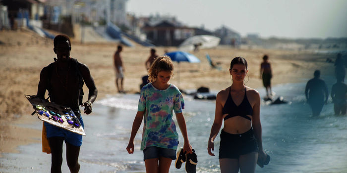 Sunburned: Claire (Zita Gaier) und ihre ältere Schwester (Nicolais Borger) machen einen Strandspaziergang. Bild: Sender / WDR / Niko Film