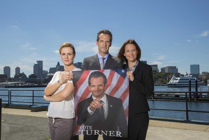 Mit Unterstützung seiner Frau Julie (Regula Grauwiller) und der Pressefrau Robin Jennings (Anja Nejarri) wird Eric Turner (Martin Rapold) als Kongresskandidat aufgestellt. Bild: Sender / Rick Friedman
