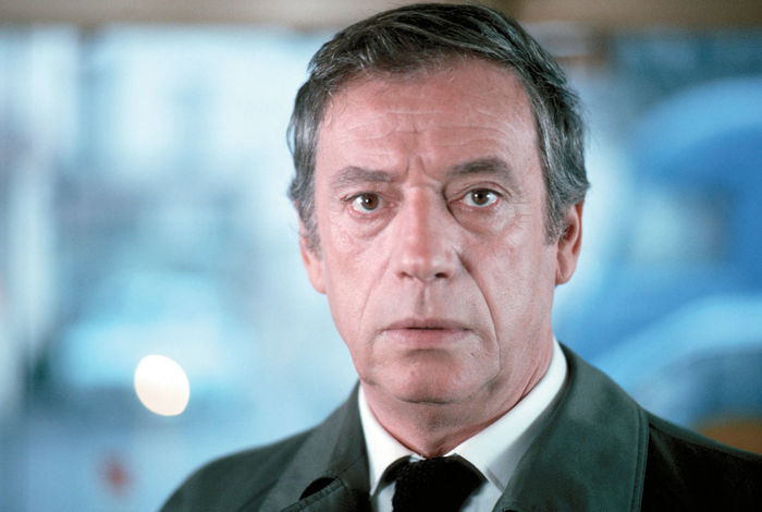 Der hartgesottene Inspektor Marc Ferrot (Yves Montand) verliert das erste Mal die Kontrolle &uuml;ber sich, als er Sylvia, einer jungen und ihn faszinierenden Frau, heimlich nachstellt. Bild: Sender / Studiocanal