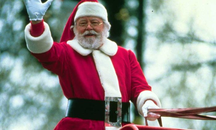 Kriss Kringle (Richard Attenborough) sieht dem echten Nicolaus nicht nur verblüffend ähnlich, er behauptet sogar, der Echte zu sein. Bild: Sender/ Twentieth Century Fox 