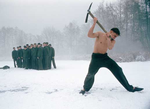 Am nächsten Morgen mässen Friedrich (Max Riemelt) und die Jungen nackt bis auf die Unterhose durch einen eiskalten, überfrorenen See tauchen. Albrecht nimmt sich dabei vor den Augen seines völlig entsetzten und aufgelösten Freundes Friedrich das Leben ... Bild: Sender/Constantin