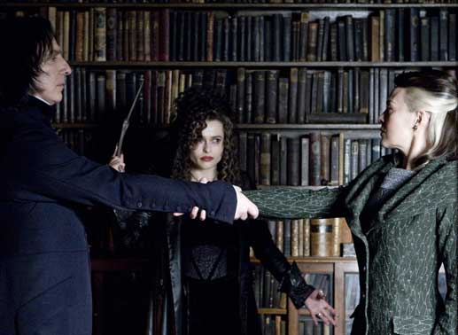 Legen einen "unbrechbaren Schwur" ab: Professor Severus Snape (Alan Rickman, l.), Bellatrix Lestrange (Helena Bonham Carter, M.) und Narcissa Malfoy (Helen McCrory, r.) ... Bild: Sender / Warner Brothers