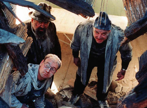 Herwig Seeb&ouml;ck, Roland D&uuml;ringer und Wolfgang B&ouml;ck im sch&ouml;nen Hausbau an der markanten Adresse Hinterholz 8. Bild: Sender