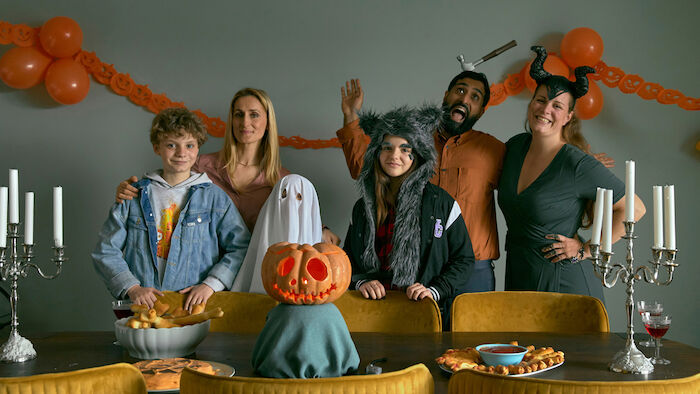 Ein völlig verrücktes Halloween - Ein völlig verrücktes Halloween. Axels Familie (Storm Exner Fjaestad, l., Marijana Jankovic, 2.v.l., Max Kaysen Hoyrup, 3.v.l.) und die von Esther (Katinka Evers-Jahsen, 3.v.r, Sami Darr, 2.v.r, Lise Baastrup ,r.) feiern zusammen Halloween. Bild: ZDF/CopenhagenBomgayPR"