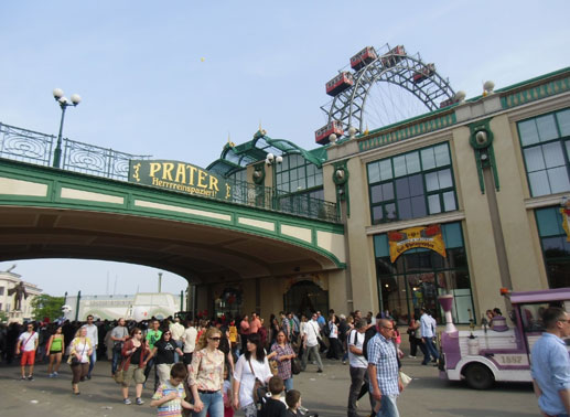 Der Wiener Prater &ndash; Eingang mit Riesenrad. Bild: Sender