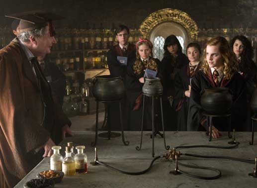 Schon bald kann Hermine (Emma Watson, r.) den Zaubertrank-Professor Horace Slughorn (Jim Broadbent, l.) von ihren umfassenden Kenntnissen überzeugen. Doch dann entdeckt Harry Potter ein altes Schulbuch, in dem die tollsten Zaubertränke festgehalten sind ... Bild: Sender / Warner Brothers