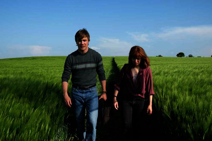 Martin (Albrecht Schuch) und Nina (Hannah Herzsprung) sind auf der Flucht. Bild: Sender