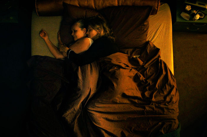 Wir beide: Eines Tages schleicht sich Nina (Barbara Sukowa) heimlich zu Madeleine (Martine Chevallier) ins Bett. Dort werden sie von Anne entdeckt und es kommt zum Eklat. Bild: Sender / 2022 ARD / Degeto