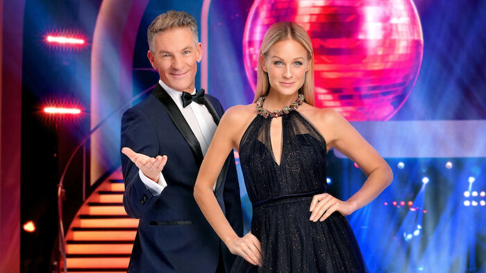 Dancing Stars moderieren Andi Knoll und Mirjam Weichselbraun. Bild: Sender / ORF / Roman Zach-Kiesling