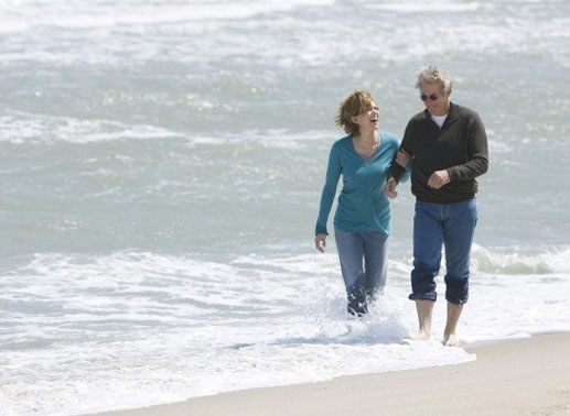 Diane Lane und Richard Gere am Meer. Bild: Sender