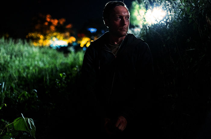 Stephan Ernst (Robin Sondermann) beobachtet die Terrasse von Walter Lübcke aus der Ferne. Bild: Sender / HR / Daniel Dornhoefer