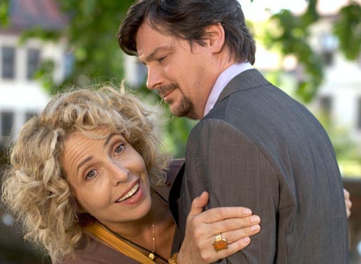 Winkeladvokat Teddy Klein (Fritz Karl) will Richterin Lena Kalbach (Michaela May) f&uuml;r seine Zwecke einspannen. Bild: Sender