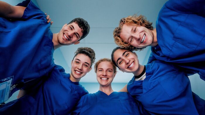 Pflegeleicht: Marko Kerezović (Nenad Haric), Annalena Hochgruber (Mia Lichtenthaler), Michaela Schausberger (Annabell Nawratyl), Elif Duygu (Alina Bischof), Nils Arztmann (Freddy Eisler). Bild: Sender / ORF / Prisma Film / Zoe Opratko