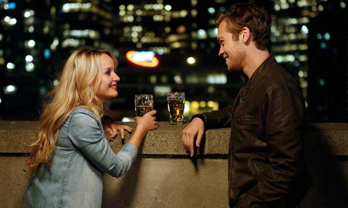 Katen (Sonja Gebhardt) und ihr Freund Josh (Alexander Calvert) sind im Vancouver Nachtleben unterwegs. Bild: Sender / Bettina Straus