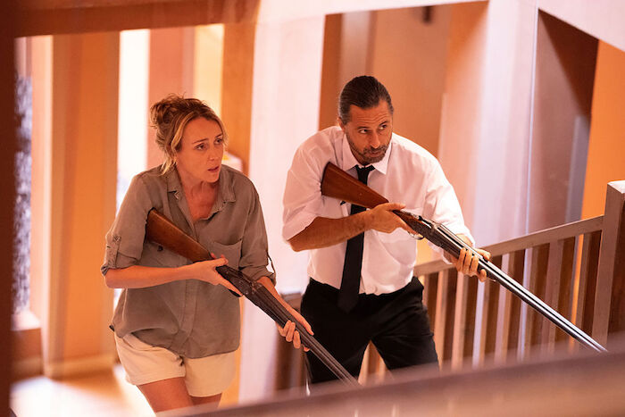 Crossfire: Das Resort muss schnellstens ger&auml;umt werden: Ex-Polizistin Jo (Keeley Hawes) und Resort-Manager und Security-Mann Mateo (Hugo Silva) suchen noch nach Touristen, die Schutz in ihren Zimmern gesucht haben. Bild: Sender / ZDF / Dancing Ledge Productions. 