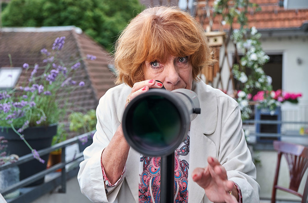 Hermine (Hannelore Hoger) beobachtet aus der Ferne „ihr“ Hotel Heidelberg.  Bild: Sender / ARD Degeto / Frank Dicks