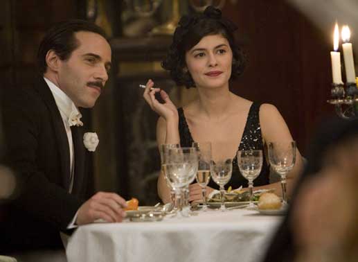 Richtig glüklich ist Gabrielle (Coco) Chanel (Audrey Tautou) erst mit dem Briten Arthur "Boy" Capel (Alessandro Nivola). Bild: Sender