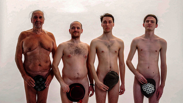 Vier nackte Männer mit Hüten vor ihren Penissen. Bild: Sender / ORF / Nikolaus Geyrhalter Filmproduktion