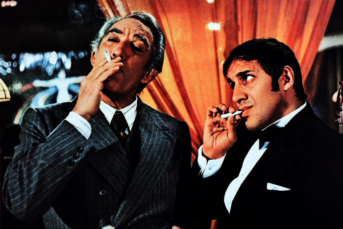 Philip (Anthony Quinn) spricht mit Felix (Adriano Celentano) an der Bar über seine Zukunft als Spieler.
Bild: Sender / Koch Films