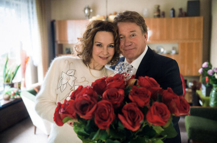 Der Fall Marianne Voss: Ein großer Rosenstrauß zur Silberhochzeit – Marianne (Valerie Koch) und Karsten Voss (Jörg Schüttauf) führten eine scheinbar harmonische Ehe. Bild: Sender / ZDF / Arte / Stefan Erhard