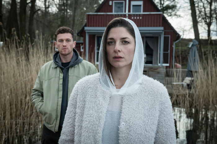 Die Whistleblowerin: An einem See in Schweden trifft Tom (Artjom Gilz) auf seine verschollen geglaubte Liebe und Partnerin, Galina (Katharina Nesytowa). Bild: Sender / ZDF / Oliver Ziebe