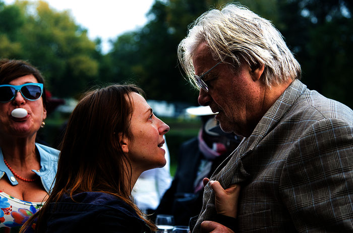 Mimi (Katharina Schüttler) hat ihren Vater Walter (Peter Simonischek) auf der Rennbahn gefunden, was nichts Gutes verheißt. Bild: Sender /  SWR / X Verleih AG