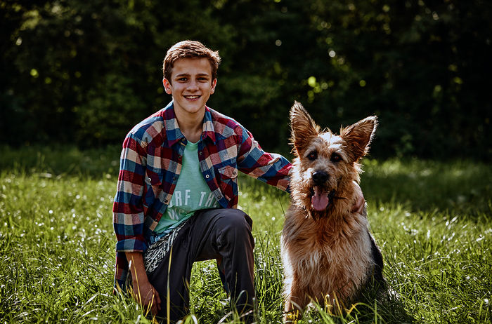 Flori (Lino de Greiff) mit seinem Racko (Filmhund Chewakka). Bild: Sender / ARD / BR / Filmbuero Münchner Freiheit / Philipp Thurmaier