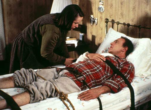 Die wahnsinnige Annie (Kathy Bates) hat ihren Lieblingsschriftsteller Paul (James Caan) in ihre Gewalt gebracht. Bild: Sender