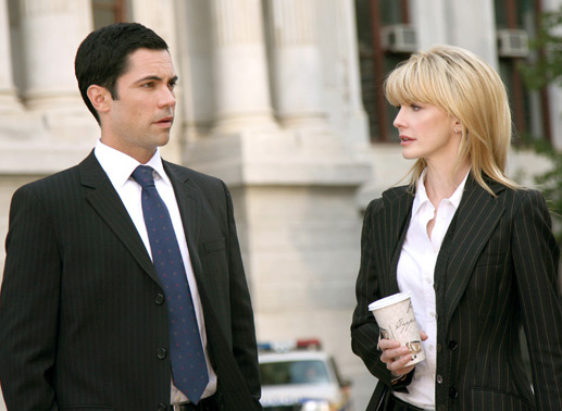 Auf alte Fälle spezialisiert: Danny Pino und Kathryn Morris. Bild: Sender