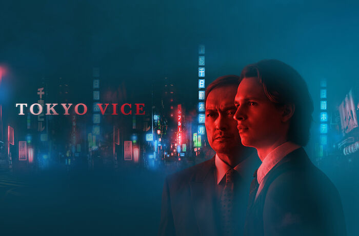 Tokyo Vice: Der junge Amerikaner Jake Adelstein (Ansel Elgort) schafft es als erster Ausländer, eine Stelle als Zeitungsreporter zu ergattern. Mithilfe des Chefermittlers Katagiri (Ken Watanabe) taucht er in eine Unterwelt aus Drogenhandel, Prostitution und Korruption ein. Bild: Sender / HBO Max / Fifth Season, LLC, 