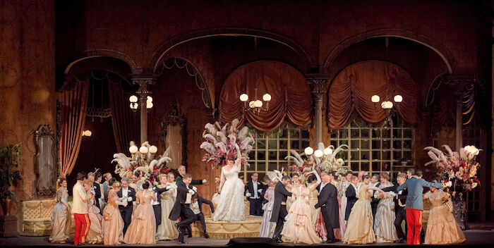 Aus der Wiener Staatsoper: Die Fledermaus, das Ensemble. Bild: Sender / ORF / Wiener Staatsoper / Michael Pöhn