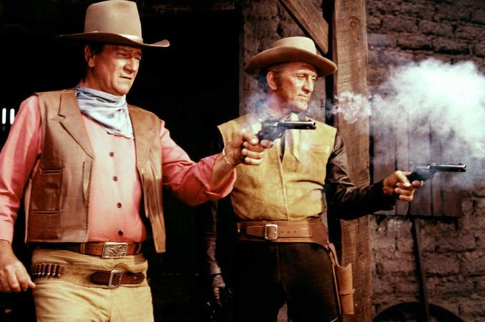 Taw Jackson (John Wayne) plant mit dem Revolverhelden Lomax (Kirk Douglas) den ganz großen Coup. Bild: Sender / NBC Universal