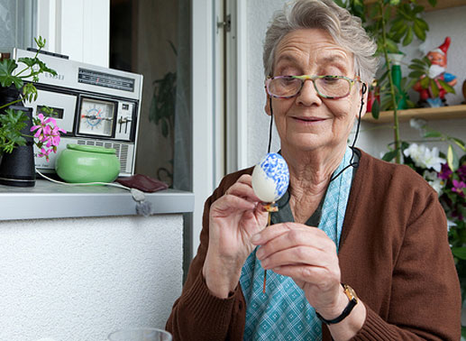 Ingrid Burkhard bemalt ein Ei. Bild: Bonus Film