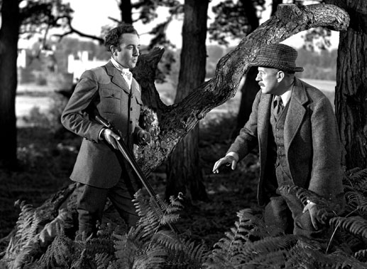 Um den Titel des Herzogs zu erben, muss Louis Mazzini (Dennis Price, li.) Herzog D'Ascoyne (Alec Guiness) aus dem Weg r&auml;umen. Ein Jagdunfall k&auml;me Louis da ganz recht. Bild: Sender