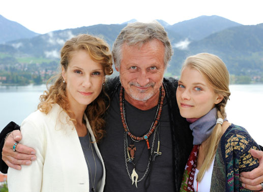 Valentin (Konstantin Wecker) ist froh, dass er wieder Kontakt zu seinen beiden Töchtern Bernadette (Chiara Schoras, li.) und Lissy (Henrike von Kuick) hat. Bild: Sender