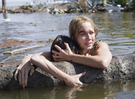 Maria (Naomi Watts) kämpft gemeinsam mit Sohn Lucas (Tom Holland) ums nackte Überleben. Bild: Sender / José Haro, Lucía Faraig