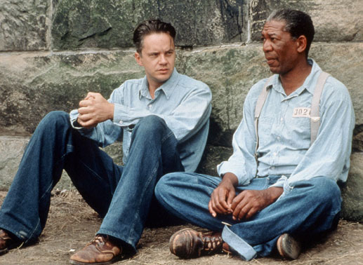 Der erfahrene "Red" (Morgan Freeman, re.) weist den Neuzugang Andy (Tim Robbins) in die Regeln des Knastlebens ein. Bild: Sender