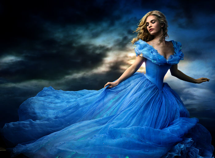 Ella (Lily James). Bild: Sender / MG RTL D / Disney Enterprises Inc.