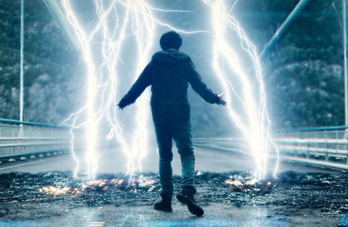 Mortal - Mut ist unsterblich: Als der flüchtige Eric (Nat Wolff) von den norwegischen Einsatzbehörden auf der Hardangerbrücke festgesetzt wird, beschwört er ein schweres Gewitter herauf. Bild: Sender / ZDF / Lars Olav Dybvig, Eirik Evjen.
