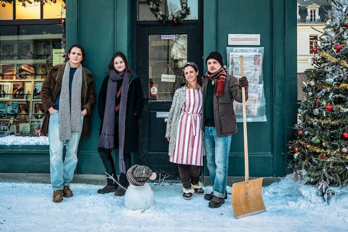 Zwei an Weihnachten: Immer wieder an Weihnachten treffen sich Toni (Merlin Rose) und Selma (Dominique Devenport) bei Tonis Eltern Ruth (Julia Brendler) und G&uuml;nther (Florian Lukas). Bild: Sender / ZDF und NyklyN. 