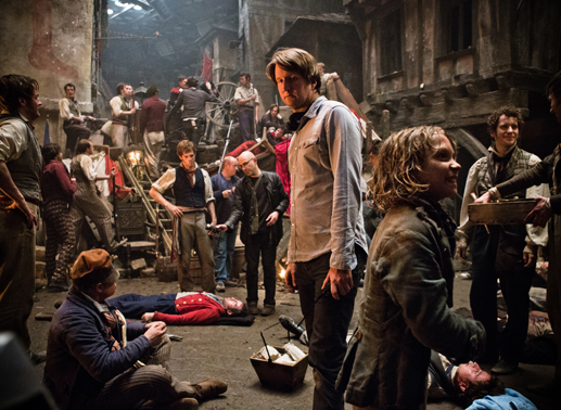 Regisseur Tom Hooper and Daniel Huttlestone als Gavroche am Set von Les Misérables. Bild: Sender / Universal Pictures