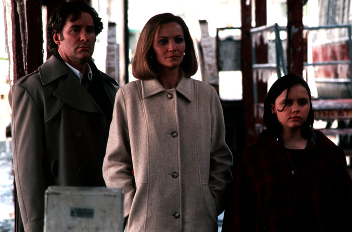 Der Eissturm: Ben Hood (Kevin Kline), seine Frau Elena Hood (Joan Allen) und Tochter Wendy (Christina Ricci). Bild: Sender / NDR / ARD Degeto / Studiocanal GmbH