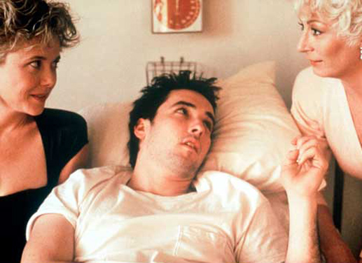 Der kleine Gangster Roy (John Cusack) wird nach einem "Betriebsunfall" von seiner Mutter Lilly (Anjelica Huston, r.) und seiner Geliebten Myra (Annette Bening) ins Krankenhaus verfrachtet. Bild: Sender