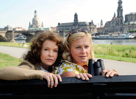 Thea (Katrin Sass) und Babette (Petra Kleinert, re.) legen sich in Dresden auf die Lauer. Bild: Sender