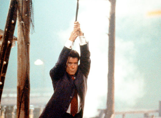 So schwingt es sich gut: Pierce Brosnan als James Bond. Bild: Sender