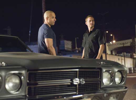 peedfreak Dom Toretto (Vin Diesel, li.) und Agent Brian O"Conner (Paul Walker) müssen sich zusammentun, um einem gemeinsamen Gegner das Handwerk zu legen. Bild: Sender