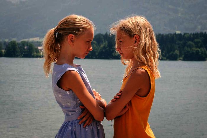 In einem Ferienheim am Wolfgangsee treffen zwei elfjaährige Mädchen aufeinander wie sie verschiedener nicht sein könnten: Lotte (Delphine Lohmann, l.), verschlossen und schüchtern und der temperamentvolle Wildfang Luise (Mia Lohmann, r.). Bild: Sender / ARD / SWR / Hendrik Heiden